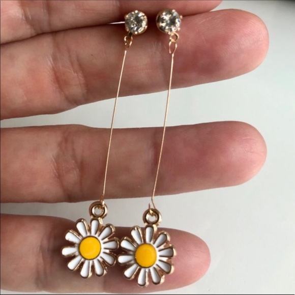 🌼 Flower Dangle Earrings - Picture 2 of 4
